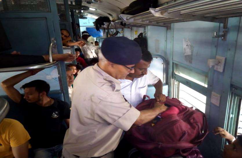 bagpat इस रूट पर अगर करते हैं बिना टिकट के यात्रा तो हो जाएं सावधान, ट्रेन के अंदर चेकिंग के दौरान मचा हड़कंप
