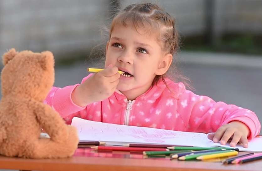 Care of children's teeth पेंसिल चबाने से बच्चे दांतों में लग सकती बीमारियां