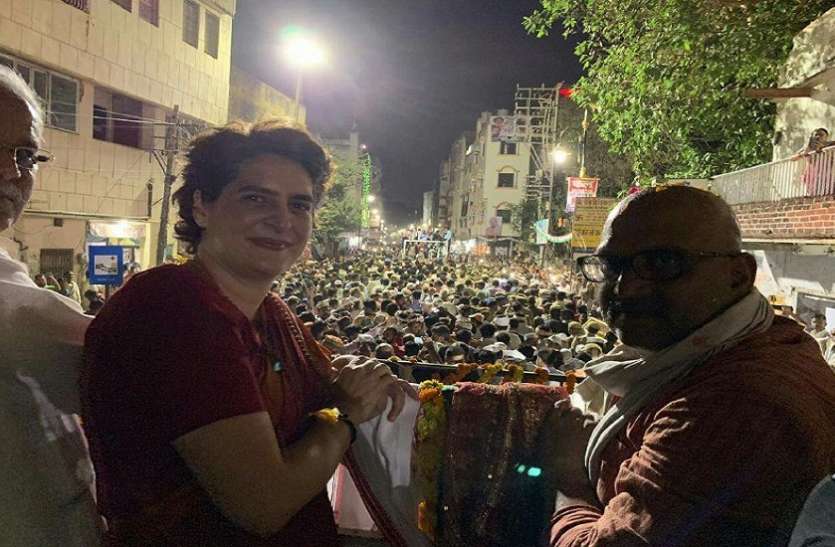 वाराणसी में प्रियंका गांधी का रोड शो प्रियंका गांधी ने मोदी के गढ़ में दिखाई ताकत, हजारों कांग्रेसी कार्यकर्ताओं के साथ किया रोड शो