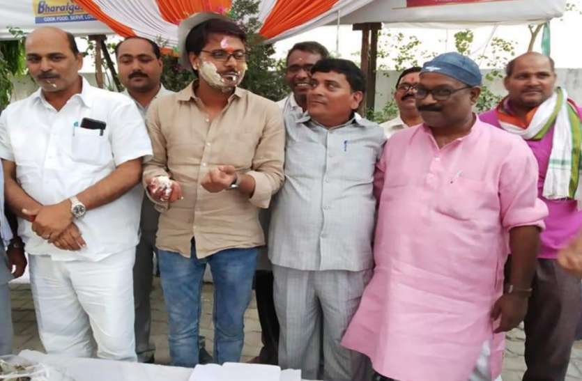 amethi ईवीएम मशीन की निगरानी के बीच कांग्रेस कार्यकर्ता ने मनाया जन्मदिन