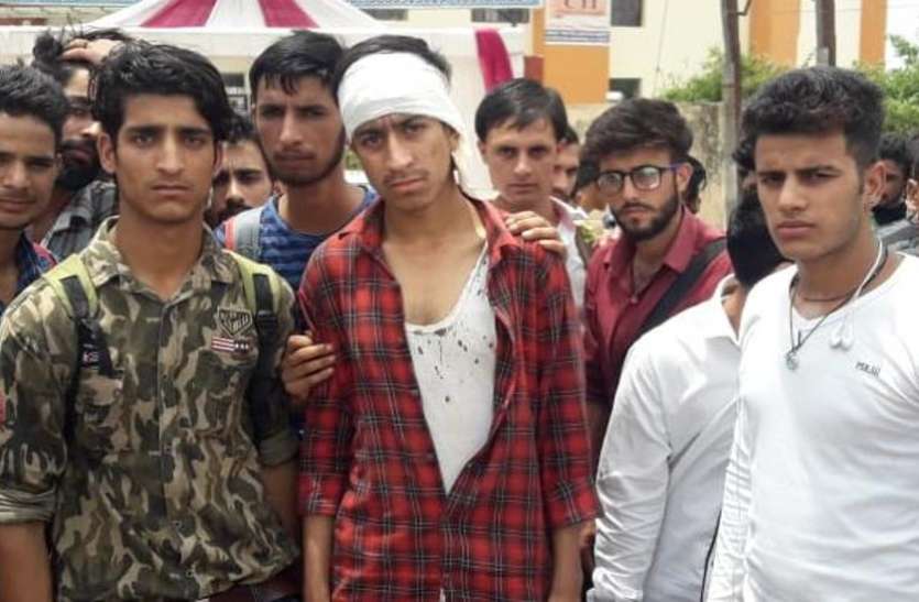 Kashmiri student beaten up for molesting कश्मीरी छात्र ने महिला से की अश्लील हरकत तो गुस्साए लोगों ने ऐसे सिखाया सबक