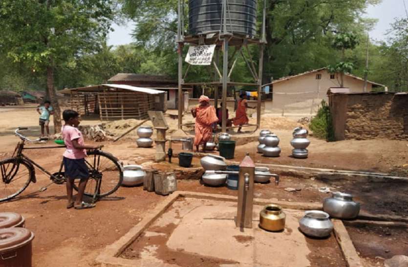 bastar इस गांव में एक मटके से ज्यादा पानी लेने पर लगता है जुर्माना, वजह बेहद हैरान करने वाली