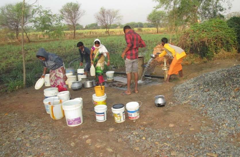 patrika भीषण जल संकट : 700 आबादी वाले इस गांव के लोग खरीद रहे पानी