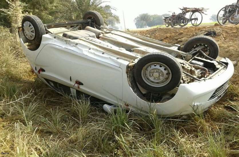 accident news तेज रफ्तार कार का टायर फटने से हुआ ऐसा हादसा की गाड़ी के उड़ गए परखच्चे, दो घायल