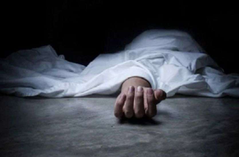 The body of a young man found in the box पत्नी से झगड़ा कर सो गया बक्से में, दूसरे दिन मिली उसकी लाश
