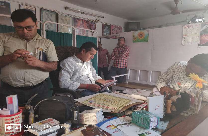 cg news बगैर डिग्री इलाज करते रंगे हाथ पकड़ा गया झोलाछाप डॉक्टर, एक्सपायरी दवाइयां के साथ स्टाफ भी मिले 12वीं पास