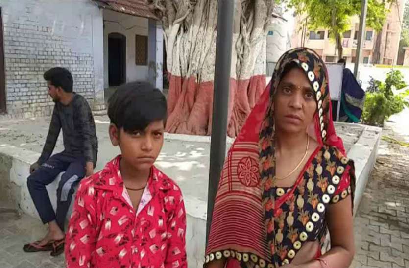 crime 'चाची 420' बिन मां-बाप की बच्ची को मेरठ से यहां छोड़ गई, देखें वीडियो