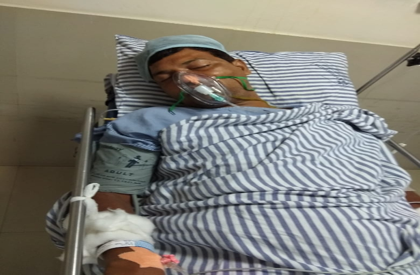 crime news शादी समारोह में डीजे चलाने के नाम पर हो रहा था विवाद बीचबचाव करने पर युवक को मारा चाकू, 5 आरोपी फरार