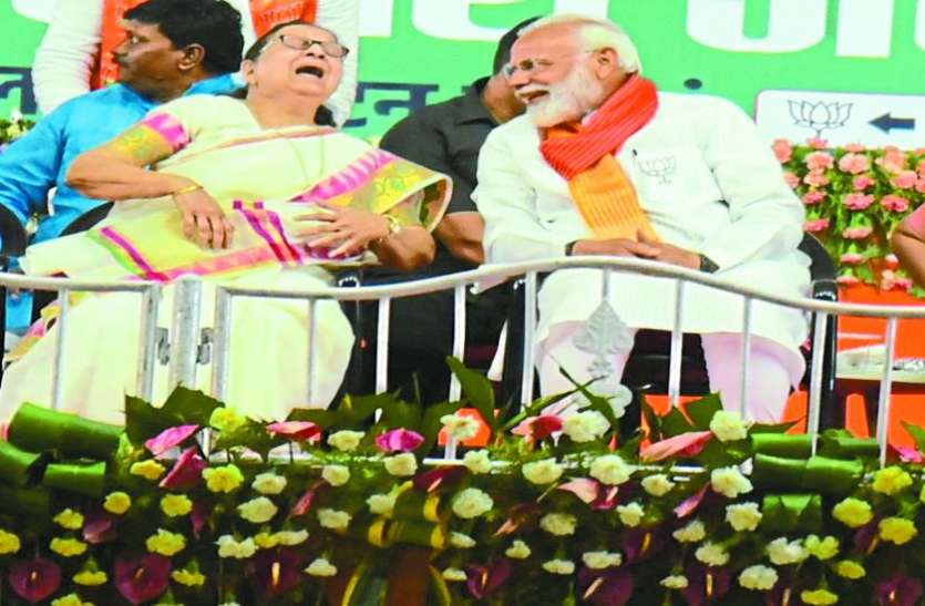 indore भले आडवाणी को मनाने नहीं गए मोदी, लेकिन ताई के सम्मान में झुके