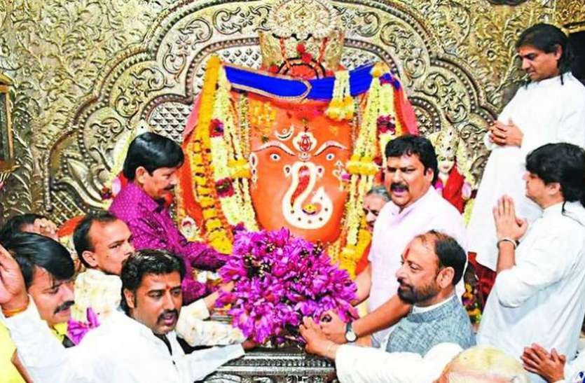 indore news खजराना गणेशजी को चढ़ाए कमल, जोड़ दिए भाजपा के चुनाव खर्च में