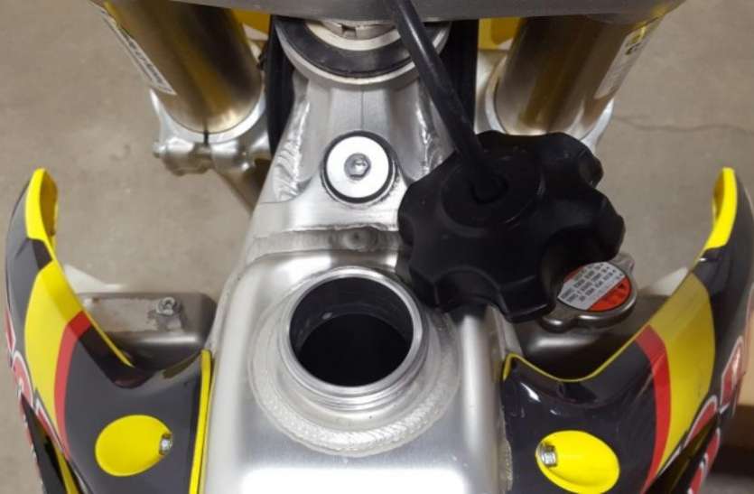 bike fuel गर्मी में तेजी से ख़त्म होता है बाइक का पेट्रोल, ऐसे निपट सकते हैं इस समस्या से