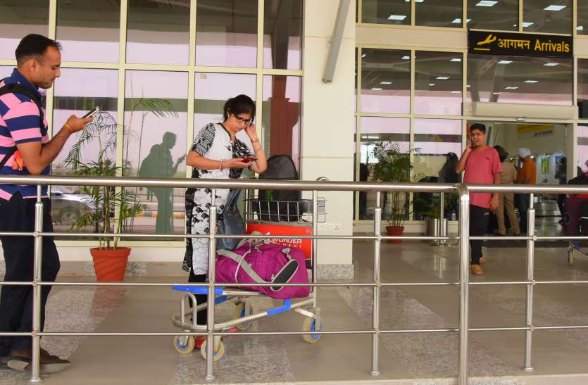 Delhi's flights canceled मौसम खराब होने से दिल्ली की फ्लाइटें कैंसिल