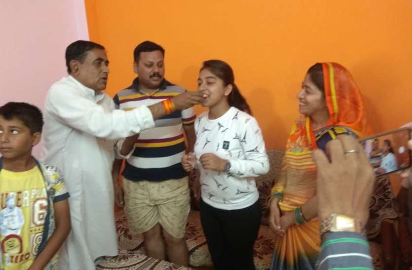 MP board exam: Rewa daughter tops in 10th in MP board exam एमपी बोर्ड परीक्षा में रीवा की लॉडो का कमाल, प्रदेश की टॉप-10 में शामिल अनीशा बनना चाहती हैं आइएएस अफसर