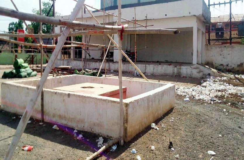 patrika शहीदों का यह कैसा सम्मान: यह है जिला मुख्यालय स्थित चबूतरानुमा शहीद स्मारक