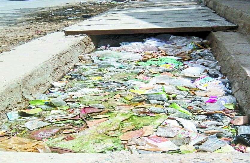 sikar चंद बूंदों ने जाम की शहर की नालियां