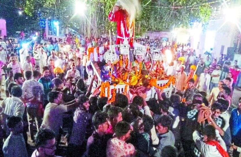 sikar 300 वर्षों से चली आ रही परम्परा, हजारों की संख्या में पहुंचे श्रद्धालु