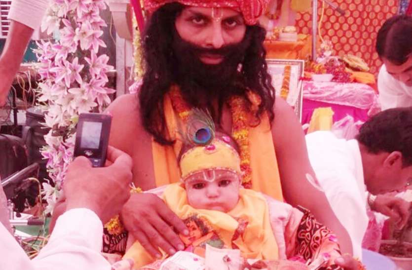 Zune audience in the Krishna Janmotsav कृष्ण जन्मोत्सव में झूमे श्रोता
