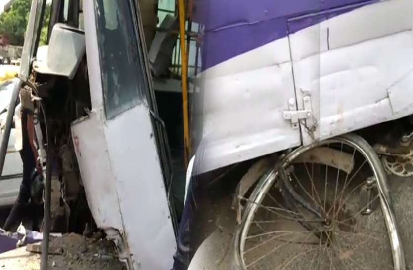 Agra Maha Nagar Bus BIG NEWS: एमजी रोड पर महानगर बस ने मचाई अफरा - तफरी, 10 राहगीर हो गये घायल, देखें वीडियो