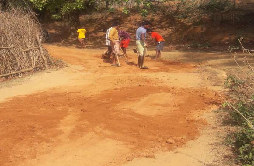 Road इस गांव के लोगों ने ऑफिसरों को दिखाया आइना, चक्कर लगाकर थक गए तो खुद ही बना ली 1 किमी लंबी सड़क