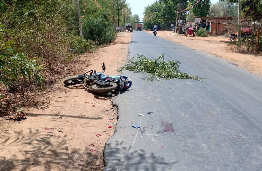 ट्रेलर की चपेट में आने से युवक की मौत, घटना को अंजाम देकर चालक फरार ट्रेलर की चपेट में आने से युवक की मौत, घटना को अंजाम देकर चालक फरार