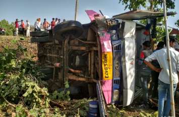Passenger bus accident दुर्घटना : चालक की लापरवाही से 10 फीट गहरे गड्ढे में जाकर पलटी बस