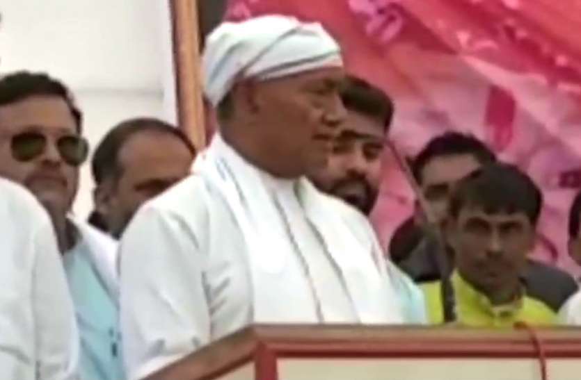 digvijay singh VIDEO: दिग्विजय सिंह की विवादस्पद टिप्पणी, मोदी-शाह को खुले मंच से कहे अपशब्द