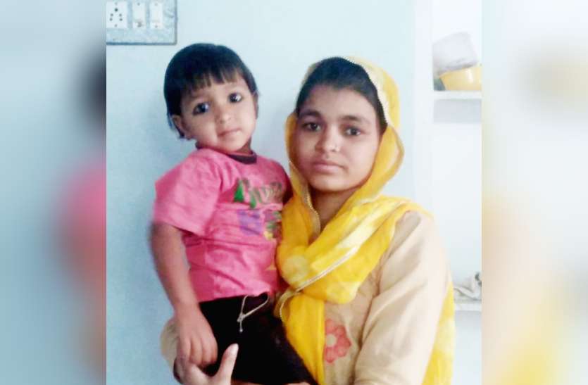 दहेज में कार व मांग अनुसार नकदी नहीं देने पर विवाहिता के साथ मारपीट कर ससुराल वालों ने उसे घर से निकाल दिया। दहेज लोभियों ने बहू व तीन साल की मासूम के साथ जो किया, उसे जानकर आपका खून खौल उठेगा