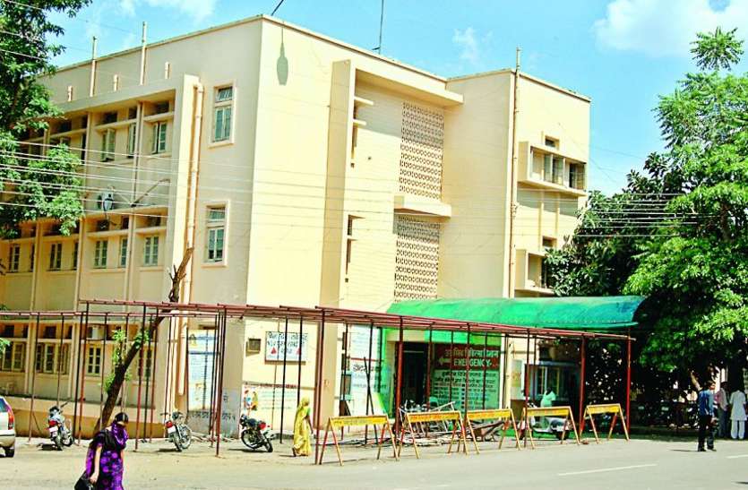 Hamidia Hospital हमीदिया अस्पताल में डॉक्टर जा रहे छुट्टी, टाले जाएंगे ऑपरेशन