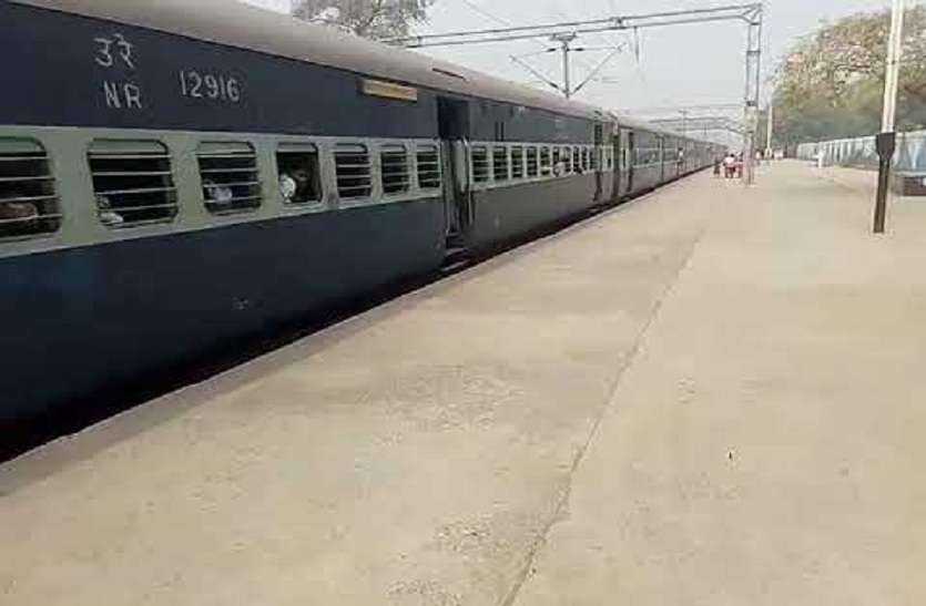 Robbery in train सुल्तानपुर- वाराणसी पैसेंजर ट्रेन में यात्रियों के साथ मारपीट, सामान भी छिना