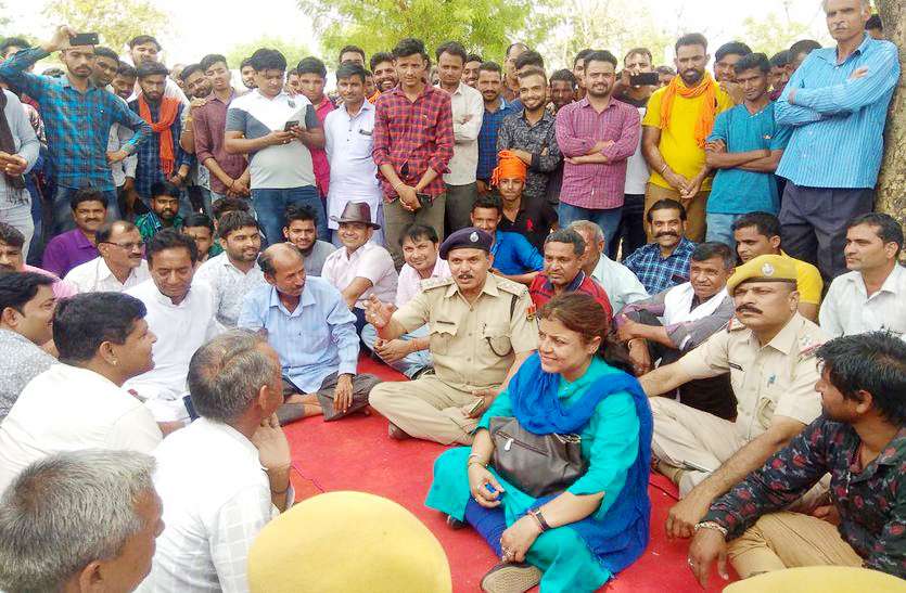 शहर के राजपूत छात्रावास में समाज के लोगों ने लापता नाबालिग लडक़ी के मामले में उपखण्ड कार्यालय के घेराव करने के लिए बैठक की। लापता लड़की केस : राजपूत समाज ने प्रशासन को दिया 72 घंटे का अल्टीमेटम, उग्र आंदोलन की चेतावनी