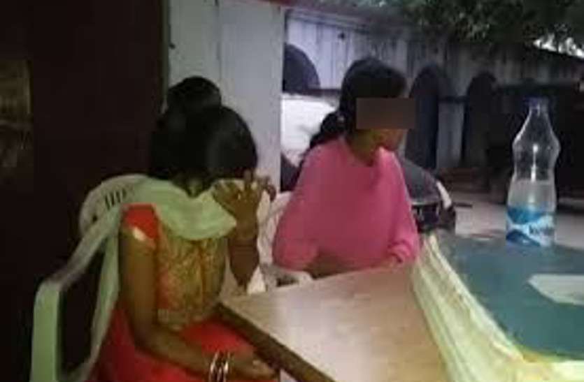Women लिव-इन-रिलेशनशिप में थे युवक-युवती, चरित्र पर शंका हुई तो कुर्सी में बांध दिया फिर चाकू से काट दी नाक, फिर...