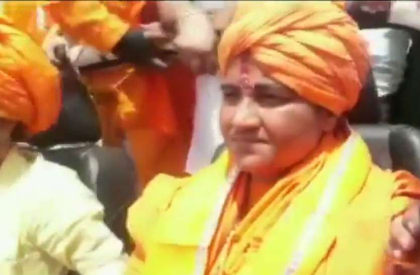 Pragya Singh Thakur साध्वी प्रज्ञा ने राष्ट्रपिता के हत्यारे नाथूराम गोडसे को बताया देशभक्त, कहा- आतंकी कहने वाले अपने गिरेबान में झांके