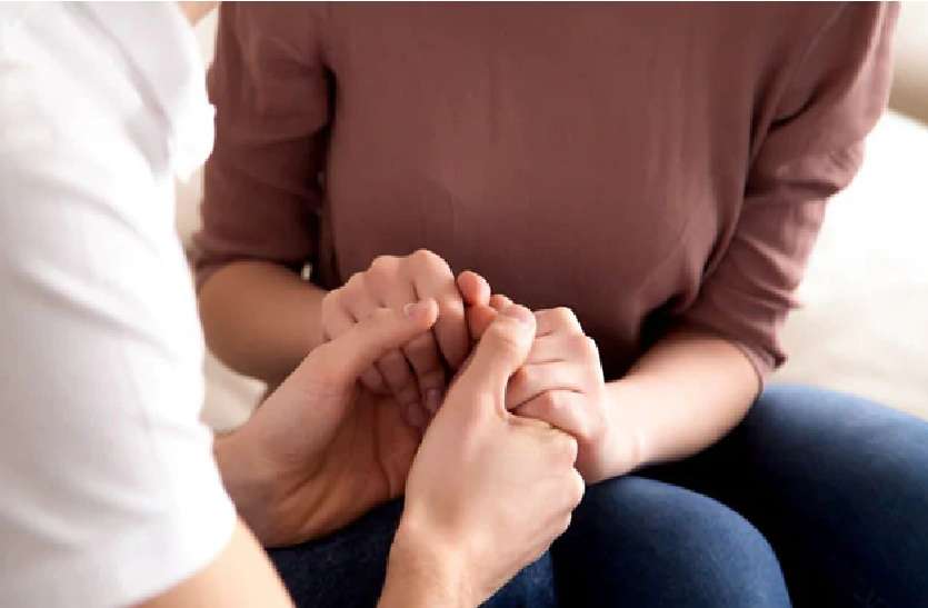 Suicide in Love affairs मंदिर में शादी करने के बाद प्रेमी जोड़े ने किया जहर सेवन, प्रेमी की मौत, प्रेमिका की हालत गंभीर