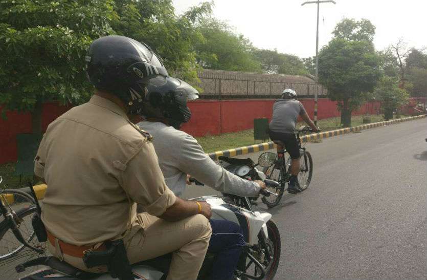 ssp Breaking 20 कि.मी. साइकिल चलाकर थाने का निरीक्षण करने पहुंचा ये आईपीएस अधिकारी, मची खलबली