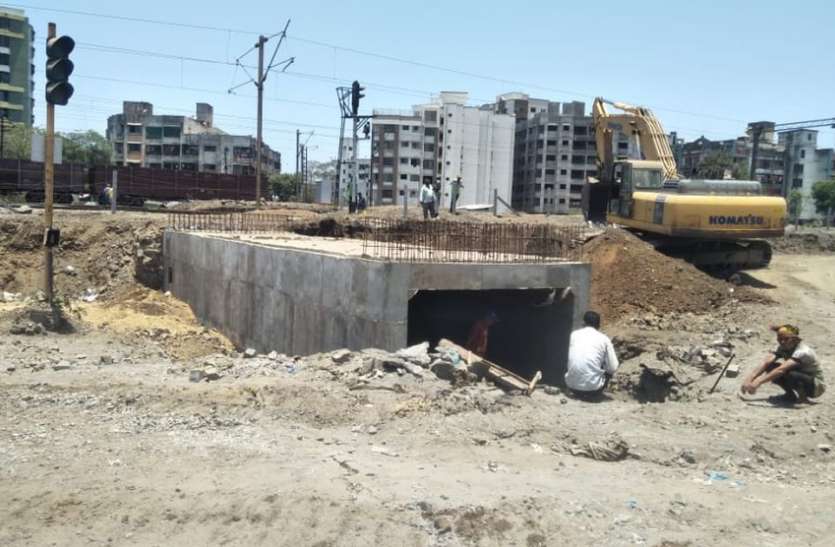 file मार्ग चौड़ा करने के लिए पुराने पुल को तोड़ा