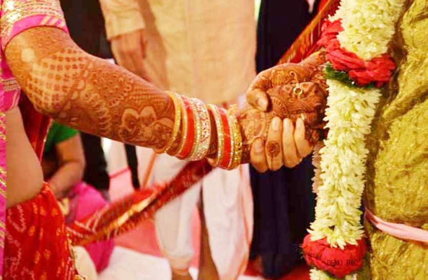 इलाके के कैलाश गांव में बहन की शादी में फोटोग्राफी को लेकर भाई ने ही बवाल खड़ा कर दिया। बहन की शादी में फेरों से ठीक पहले भाई ने ही खड़ा किया बवाल, जानिए ऐसा क्या हुआ