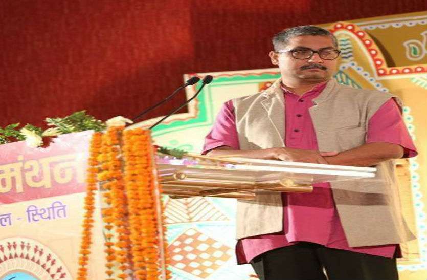 anil saumitra 'एक्शन' में बीजेपी, गांधीजी को पाकिस्तान के राष्ट्रपिता बताने वाले नेता को किया निलंबित