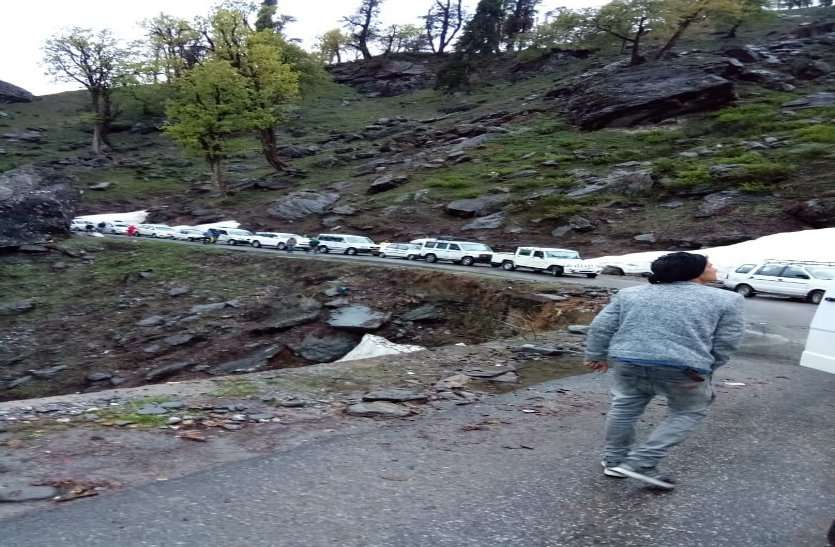 Landslide in Manali, 500 vehicles and 3,000 people stranded मनाली में टूरिस्टों पर आई बड़ी आफत, प्रशासन पहुंचा न मिलिट्री, अटकी 3000 लोगों की सांसे