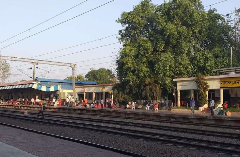 Reservations in trains ट्रेनों में रिजर्वेशन फुल, गर्मी से यात्रियों के बुरे हाल
