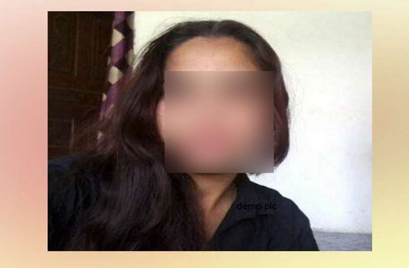Girl committed suicide by shooting himself बीवी की बहन ने थानेदार की वर्दी से निकाली रिवाल्वर और कनपटी पर लगाकर चला दी, मौके पर मौत, जीजा सस्पेंड