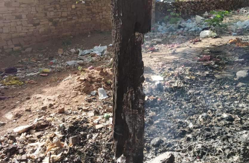 sheopur खुले में जला रहे अस्पताल से निकलने वाला बायो मेडिकल वेस्ट