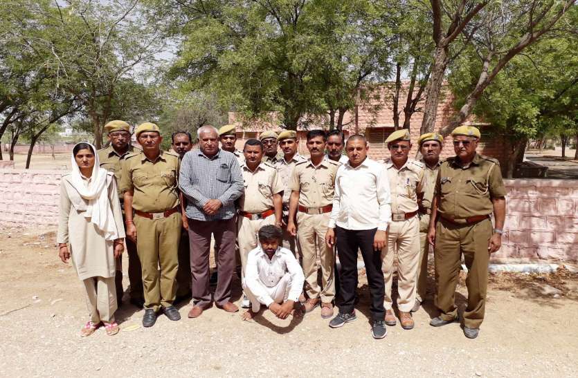 कस्टडी से भागे कुख्यात शिकारी मोडिया को १९ दिन बाद तूफानी बारिश में दबोचा कस्टडी से भागे कुख्यात शिकारी मोडिया को 19 दिन बाद तूफानी बारिश में दबोचा