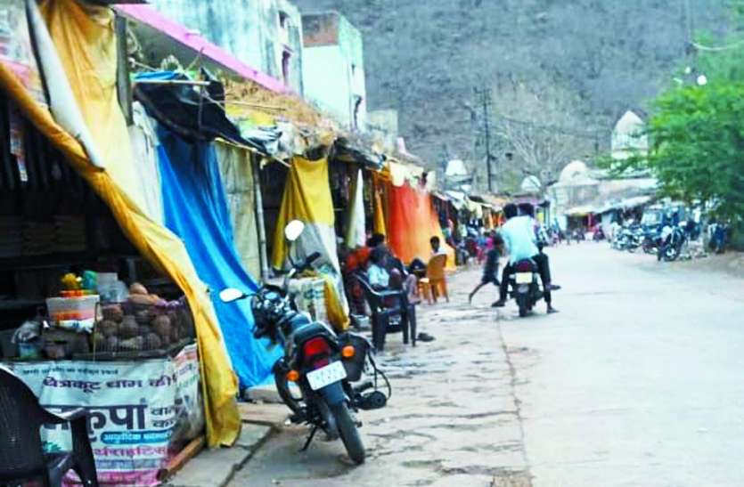 sewer project kya hai Chitrakoot Sewer Project news in hindi चित्रकूट में सीवर प्रोजेक्ट का अनियोजित कार्य श्रद्धालुओं के लिए बन गया समस्या, इन रास्तों में चलना मुश्किल