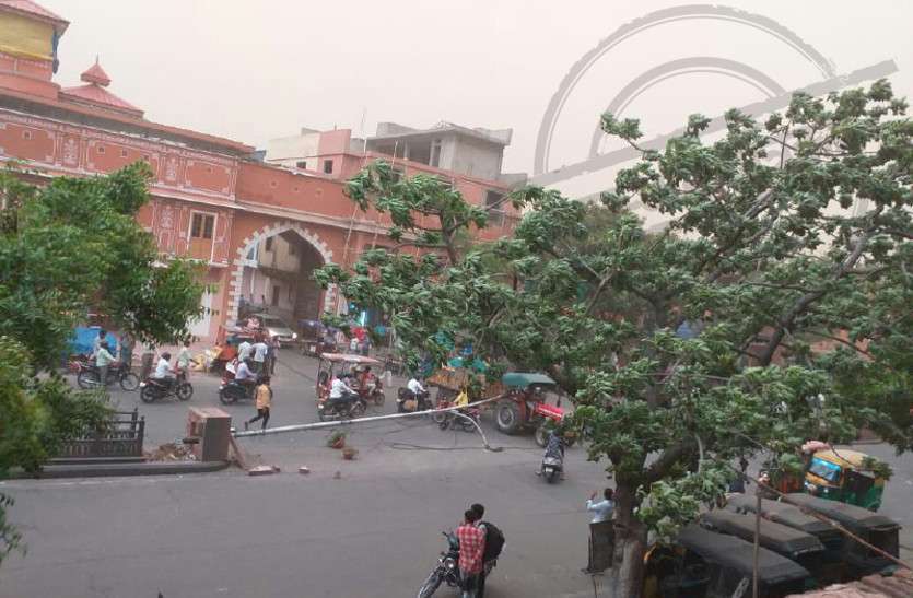 jaipur जयपुर में अधंड से 100 से ज्यादा पोल टूटे, लाइनें क्षतिग्रस्त, कई इलाकों में बिजली रही गुल