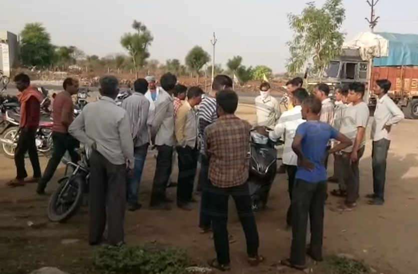 Road accident in bhilwara हलवाई का काम कर लौट रहे बाइक सवार युवक को दूध के टैंकर ने कुचला, दूसरा घायल