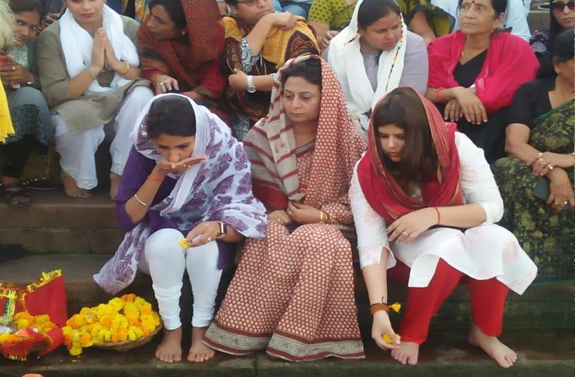 ADITI SINGH रायबरेली की कांग्रेस विधायक अदिति सिंह पहुंची वाराणसी, महिला हिंसा के खिलाफ किया गंगा पूजन, CM योगी पर बोला हमला