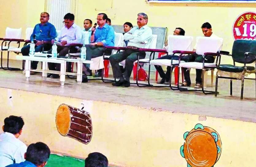 Alirajpur News कलेक्टर ने ग्राम पंचायत सचिव और जीआरएस की बैठक ली