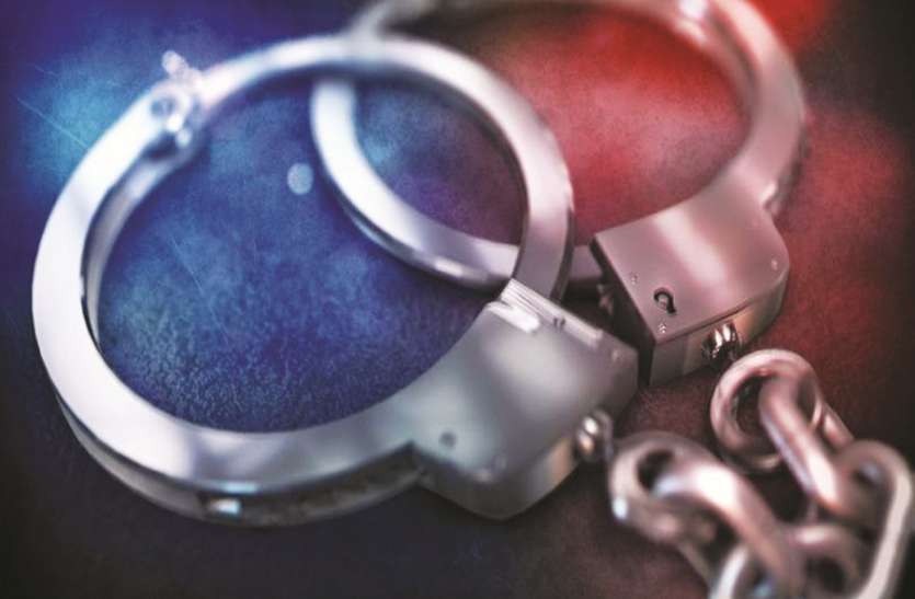 हत्या करने के आरोप में दो आरोपियों को गिरफ्तार किया गया हत्या करने के आरोप में दो आरोपियों को गिरफ्तार किया गया