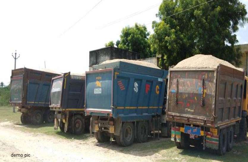 illegal gravel mining अवैध बजरी ले जाते दो ट्रैक्टर-ट्रॉली जब्त, दो चालकों को किया गिरफ्तार