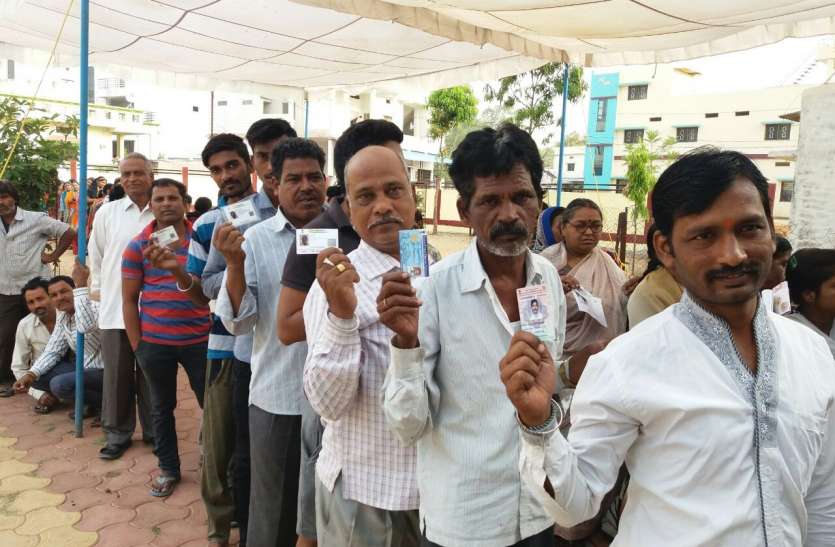 FIR on two voters मतदान केंद्र के अंदर इवीएम की फोटो खींचकर सोशल साइट पर अपलोड करने वाले दो मतदाताओं पर एफआईआर